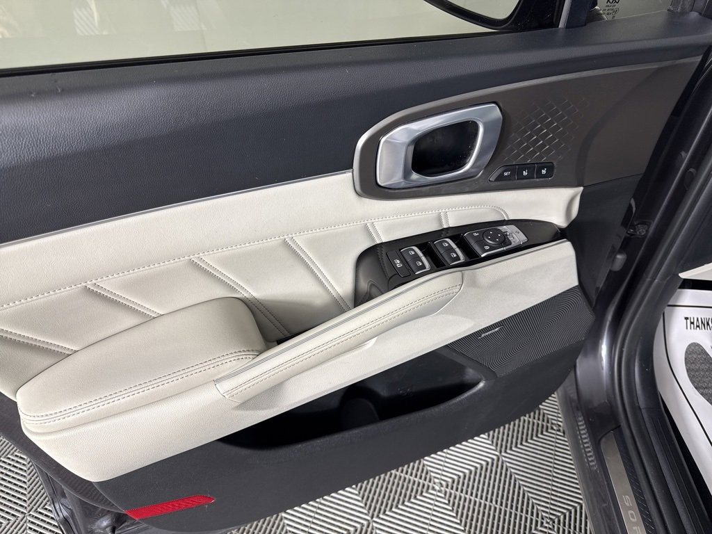 Used 2023 Kia Sorento SX Prestige w/ Panoramic Sunroof Package image 11