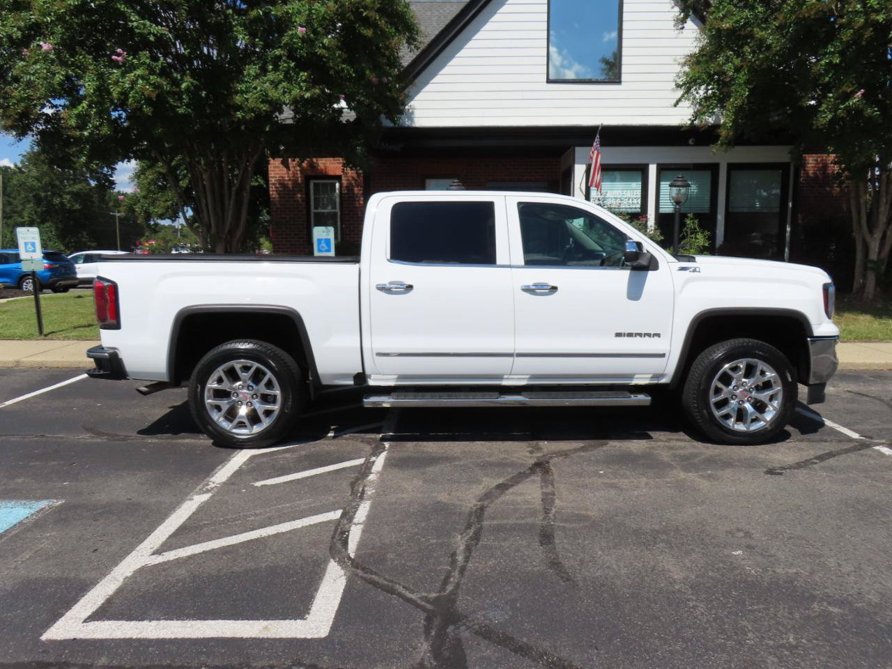 Used 2017 GMC Sierra 1500 SLT w/ SLT Premium Package AWD/4WD image 10