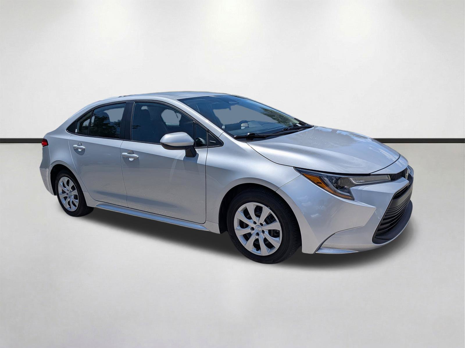 Used 2025 Toyota Corolla LE FWD image 2
