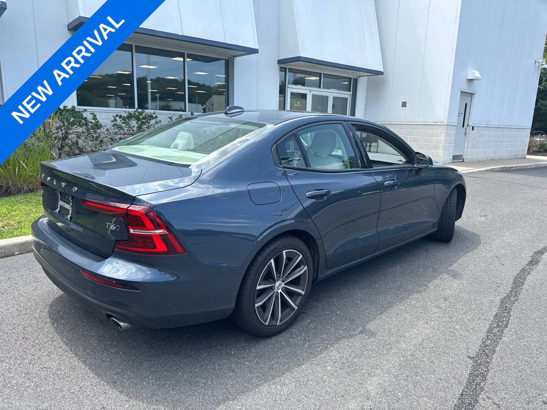 Used 2021 Volvo S60 T6 Momentum w/ Protection Package AWD/4WD image 2