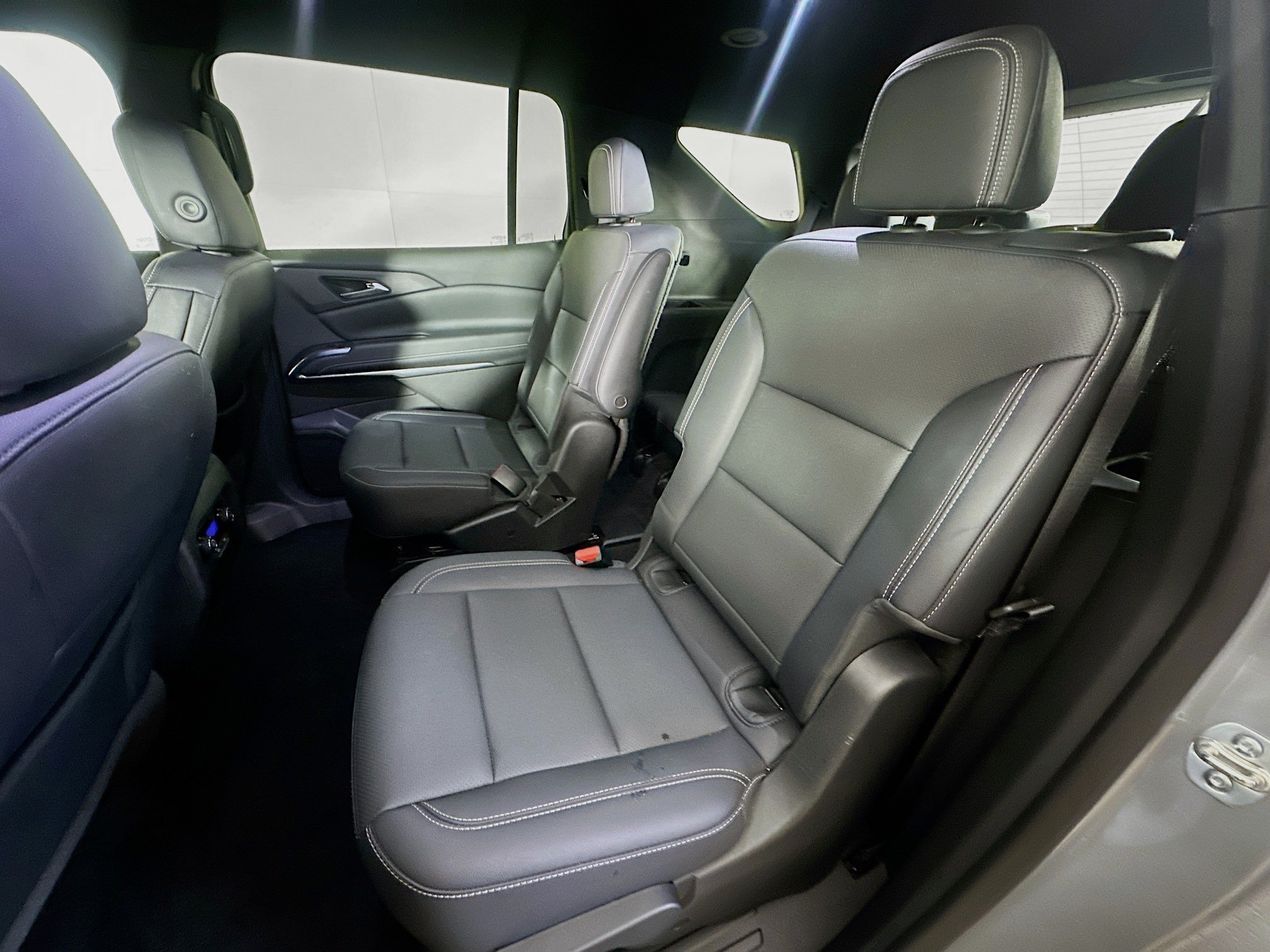 Used 2025 Chevrolet Traverse LT FWD image 28