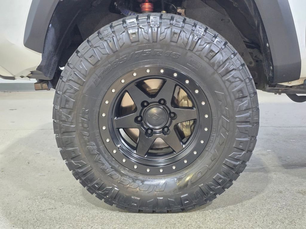 Used 2016 Toyota Tacoma TRD Off-Road image 8