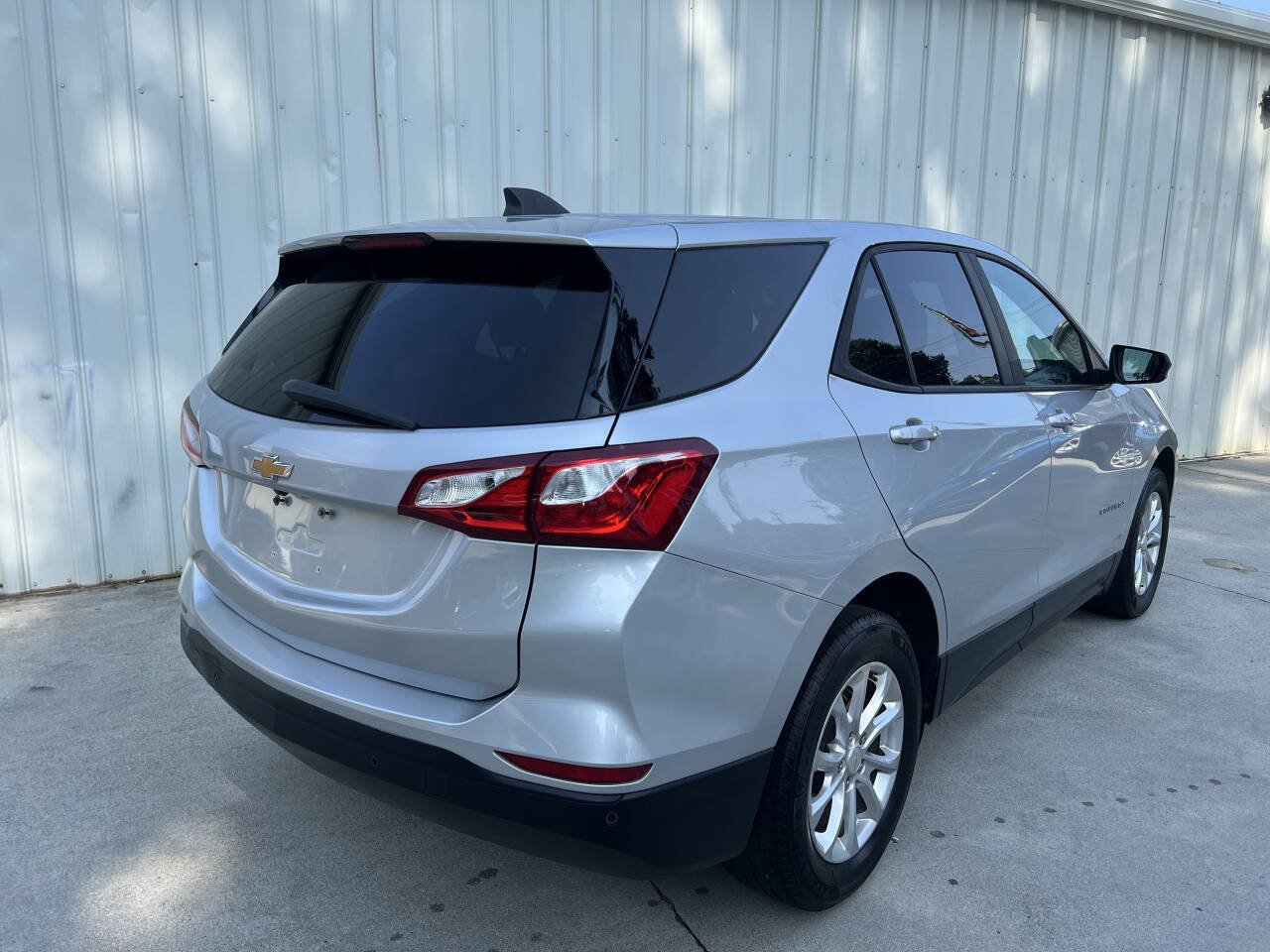 Used 2020 Chevrolet Equinox LS w/ LS Convenience Package FWD image 3