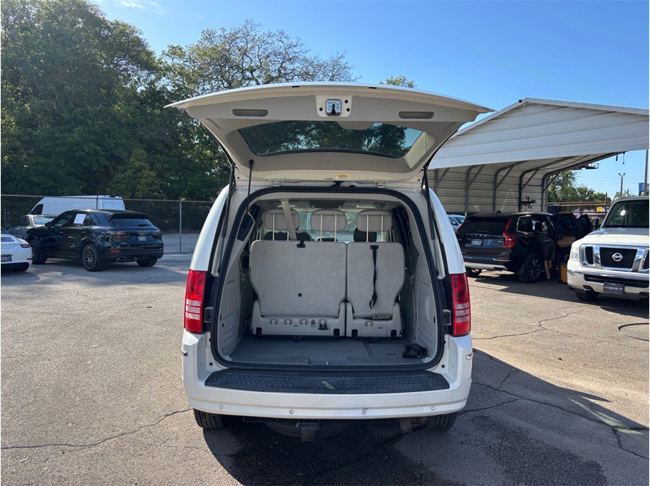 Used 2010 Chrysler Town & Country Limited image 43