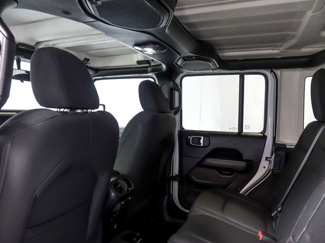 Used 2018 Jeep Wrangler Unlimited Sahara w/ LED Lighting Group AWD/4WD image 15