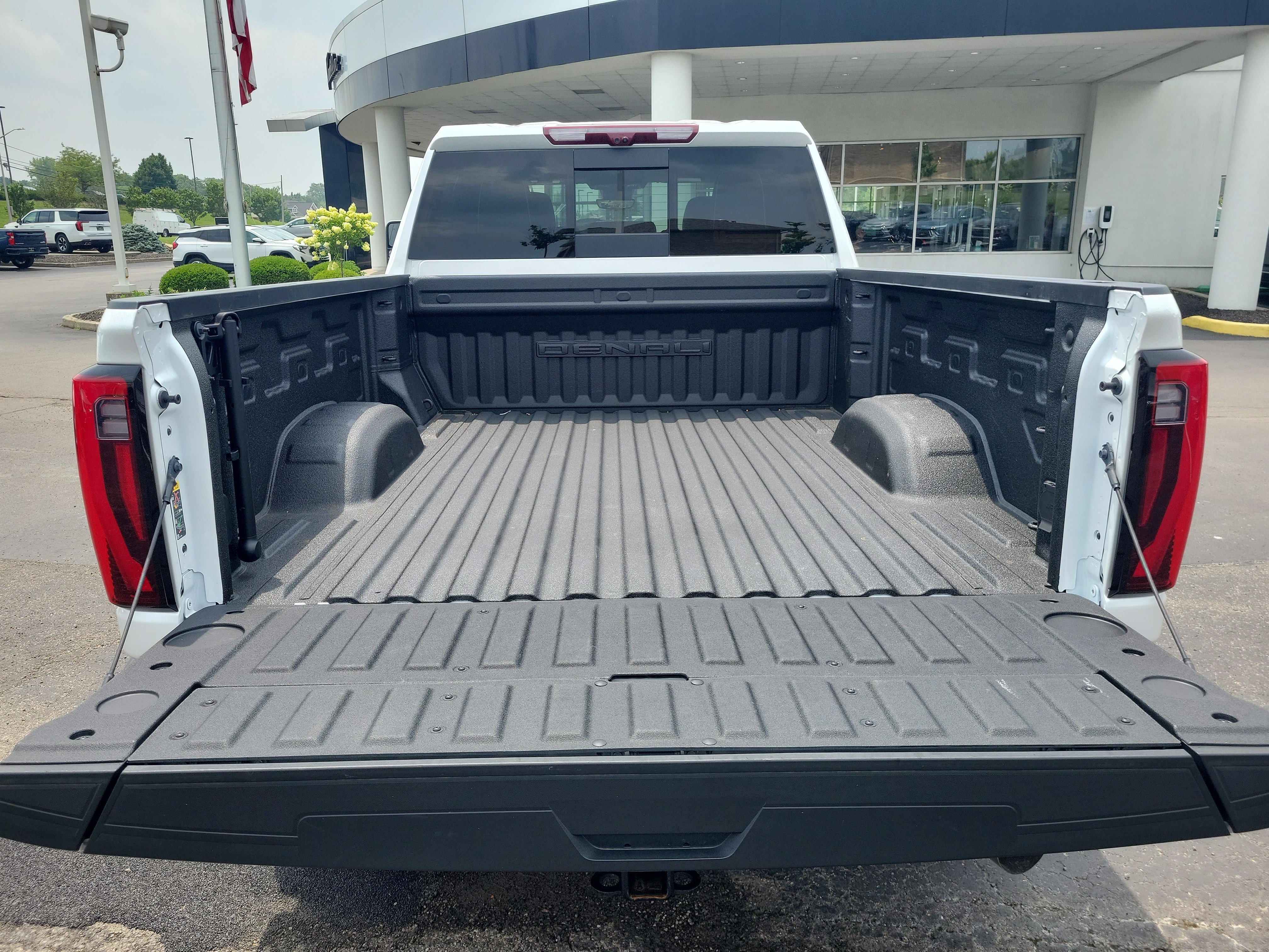 Used 2024 GMC Sierra 2500 Denali Ultimate AWD/4WD image 8