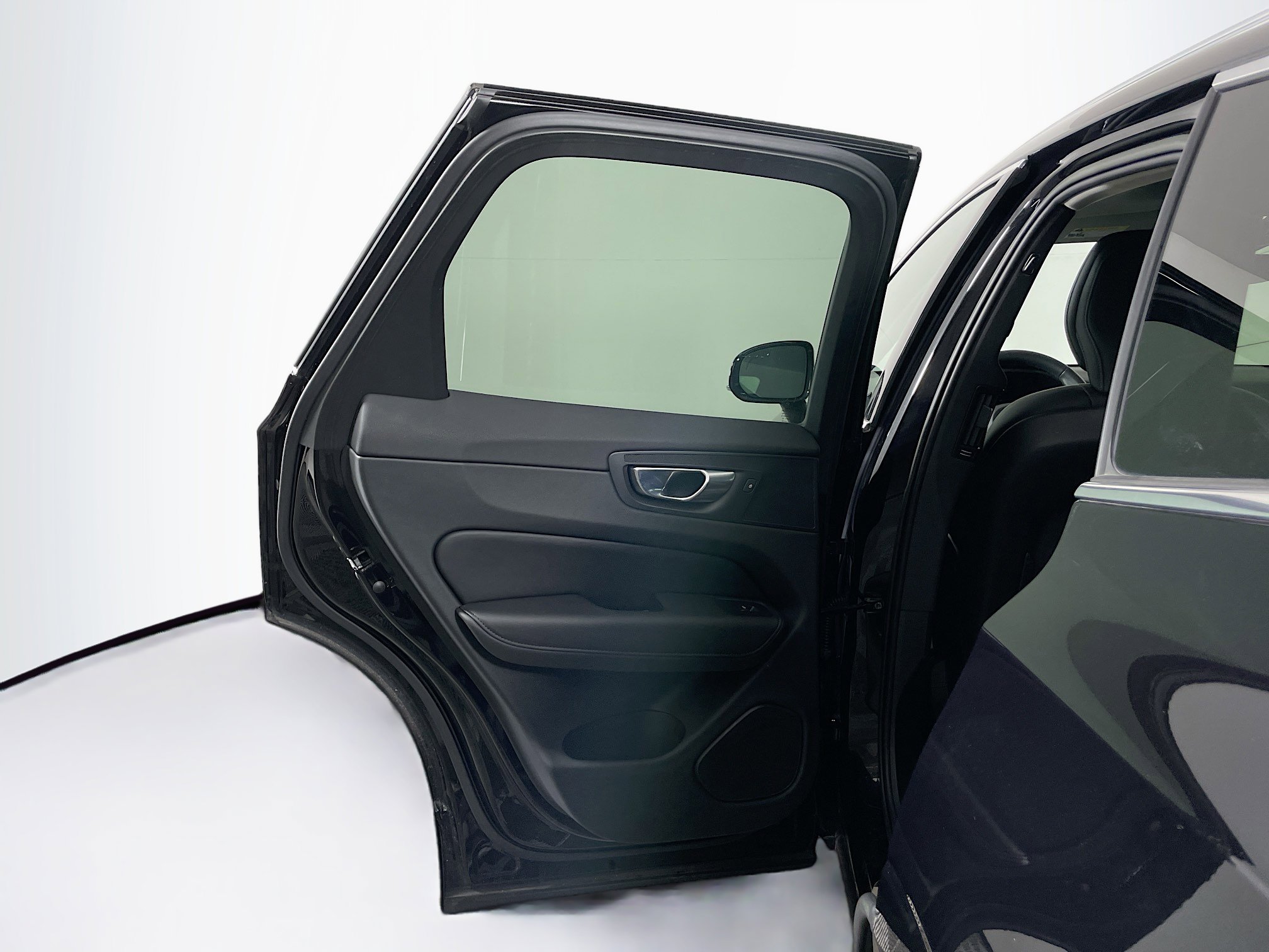 Used 2023 Volvo XC60 T8 Plus image 27