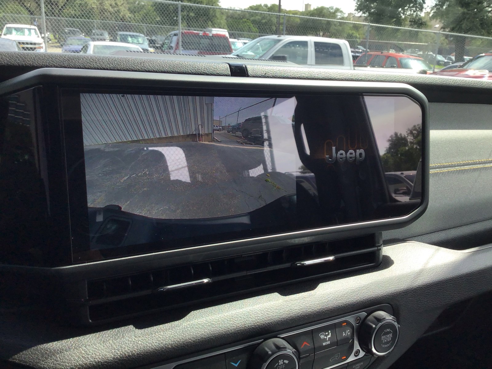 Used 2025 Jeep Gladiator Sport AWD/4WD image 3