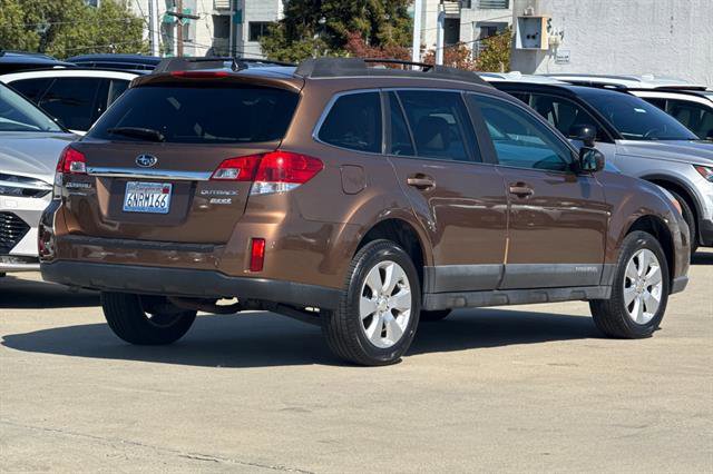 Used 2011 Subaru Outback 2.5i Limited AWD/4WD image 3