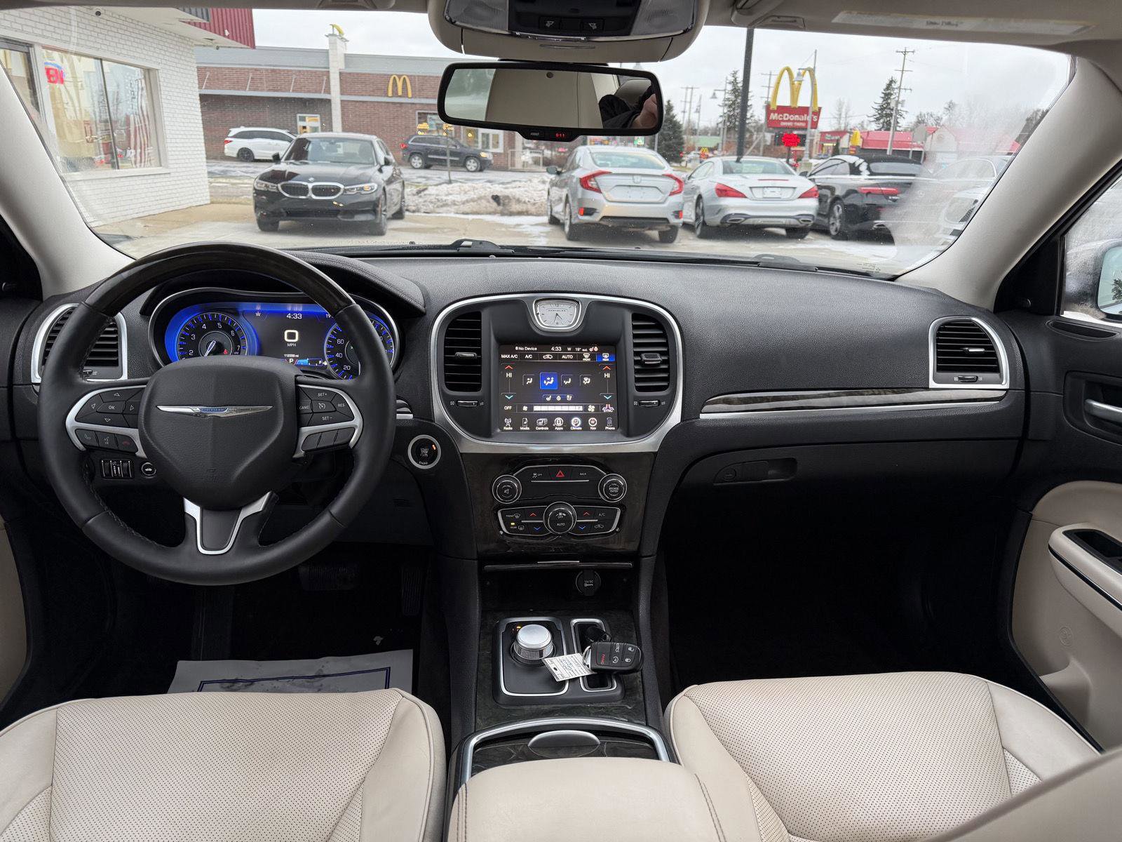 Used 2016 Chrysler 300 C image 21
