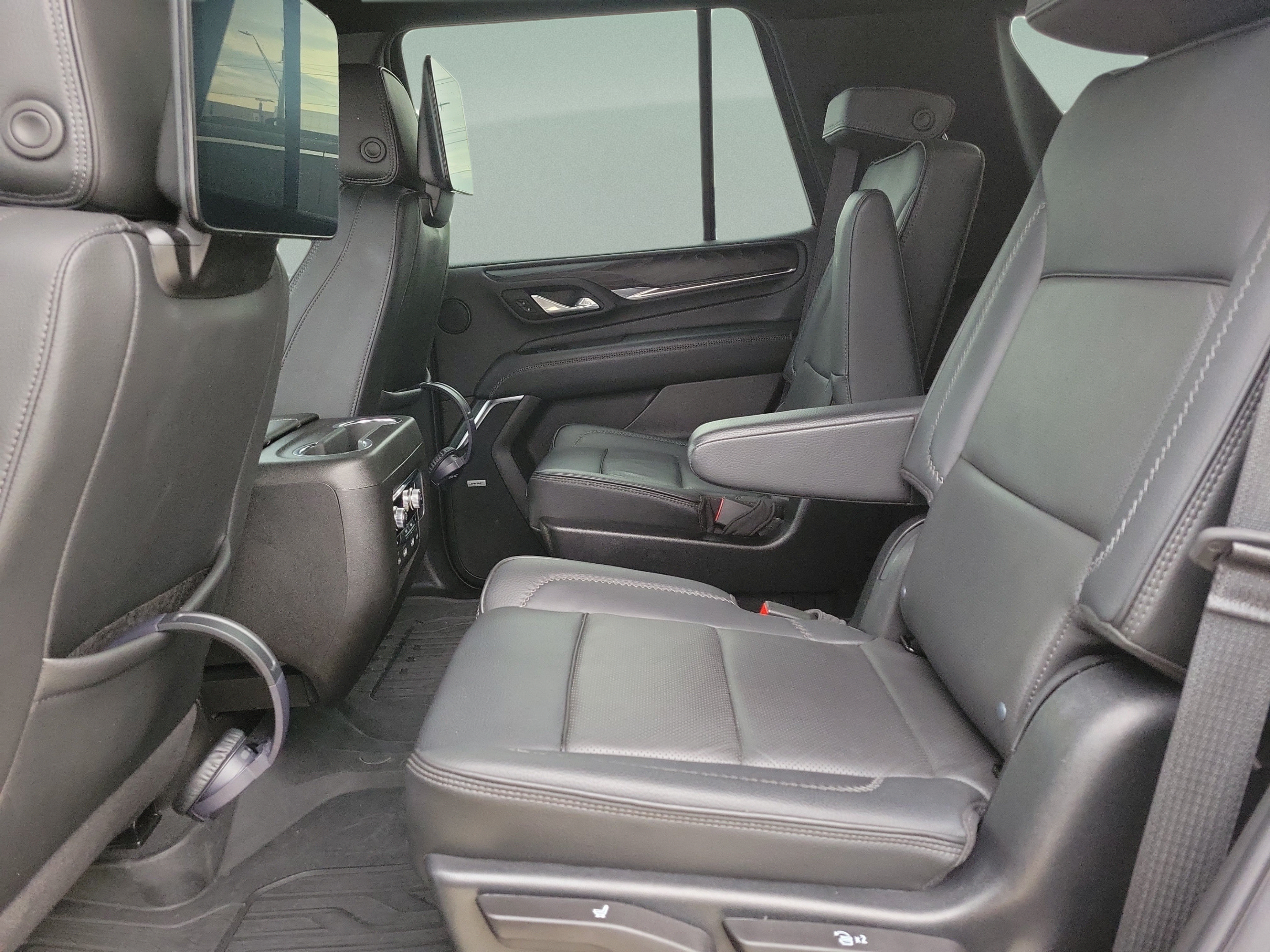 Used 2024 GMC Yukon Denali w/ Advanced Technology Package AWD/4WD image 12