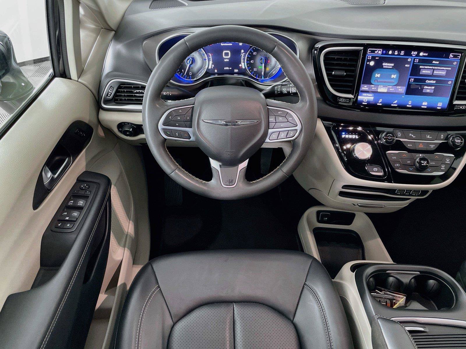 Used 2024 Chrysler Pacifica Touring-L FWD image 18