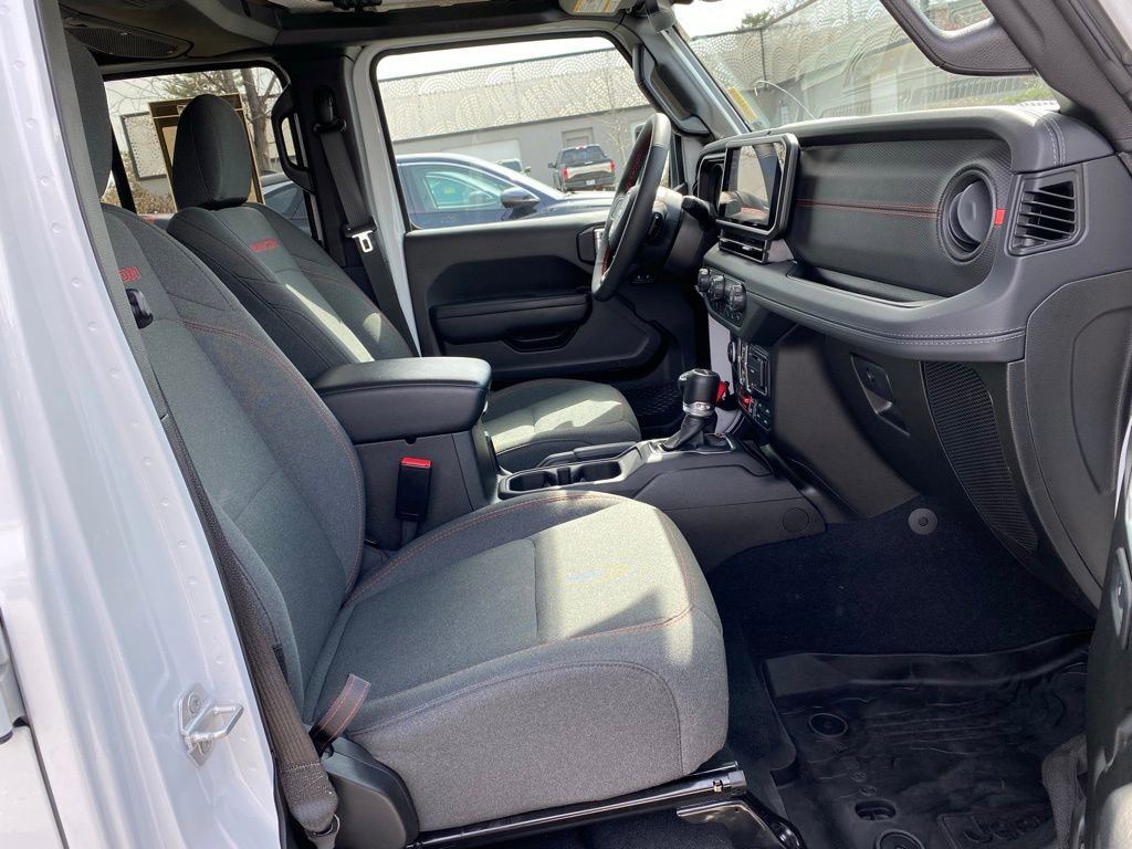 Used 2024 Jeep Gladiator Rubicon w/ Technology Group AWD/4WD image 40