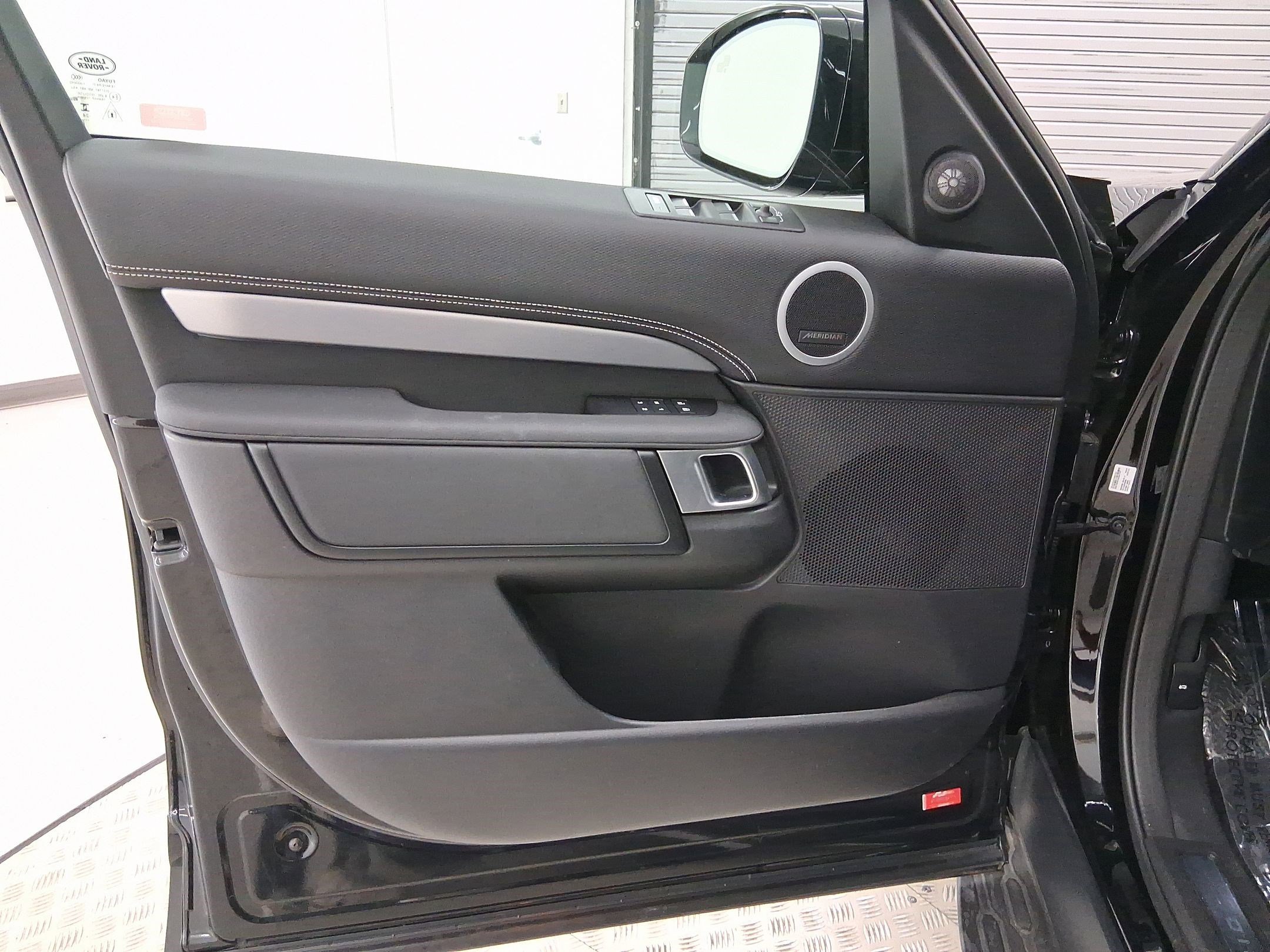 Used 2025 Land Rover Discovery Dynamic SE image 18
