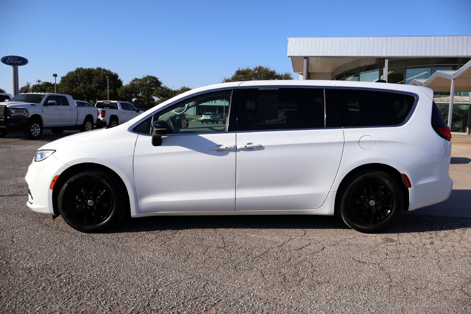 Used 2024 Chrysler Pacifica Touring-L FWD image 2