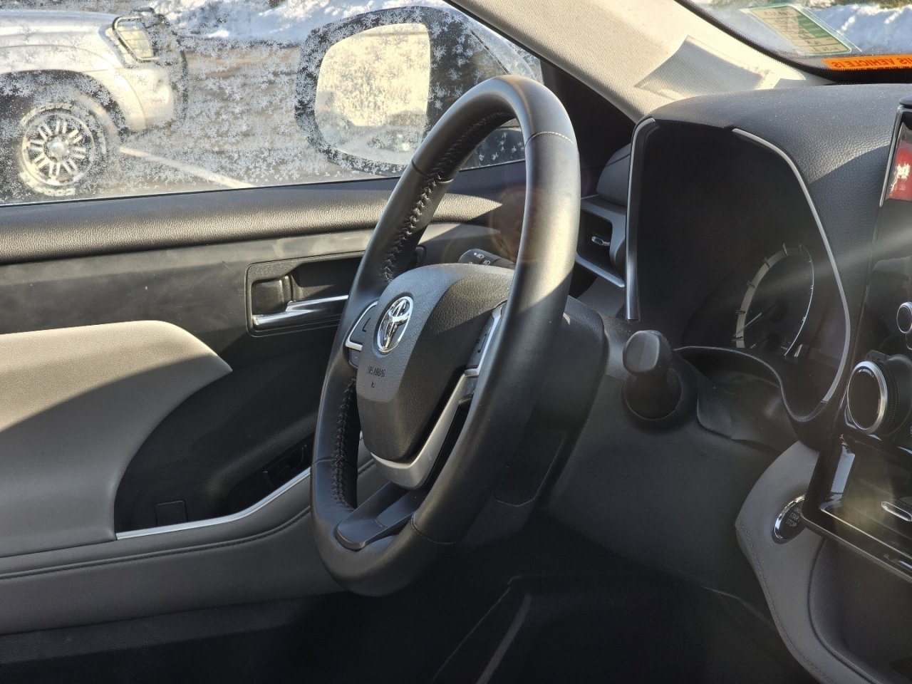 Used 2023 Toyota Highlander XLE image 17