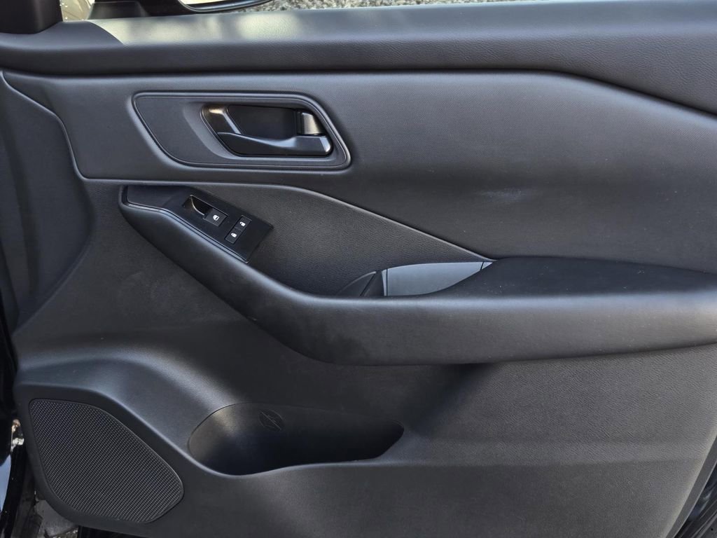 Used 2025 Nissan Rogue S image 8