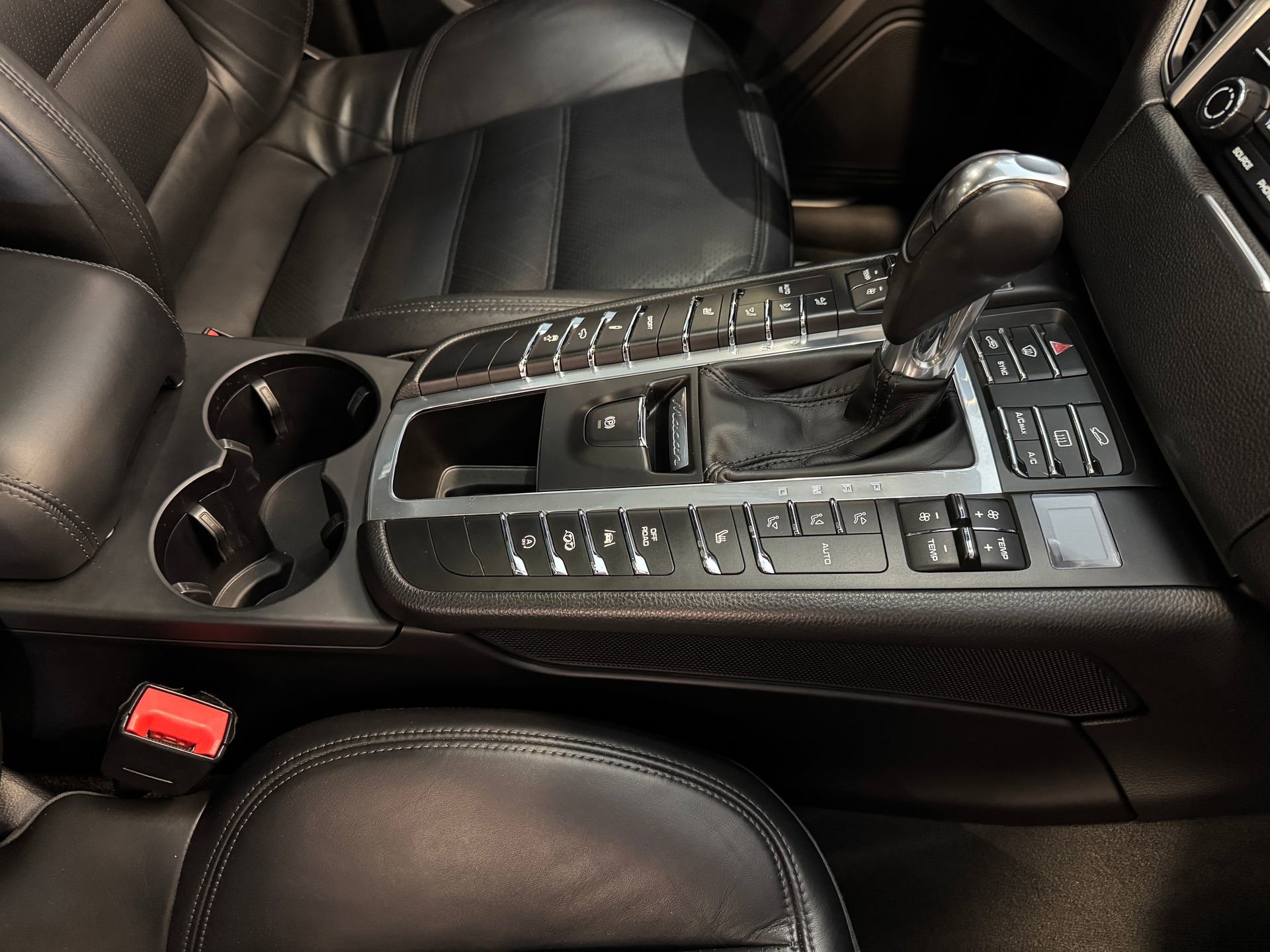 Used 2018 Porsche Macan GTS AWD/4WD image 38