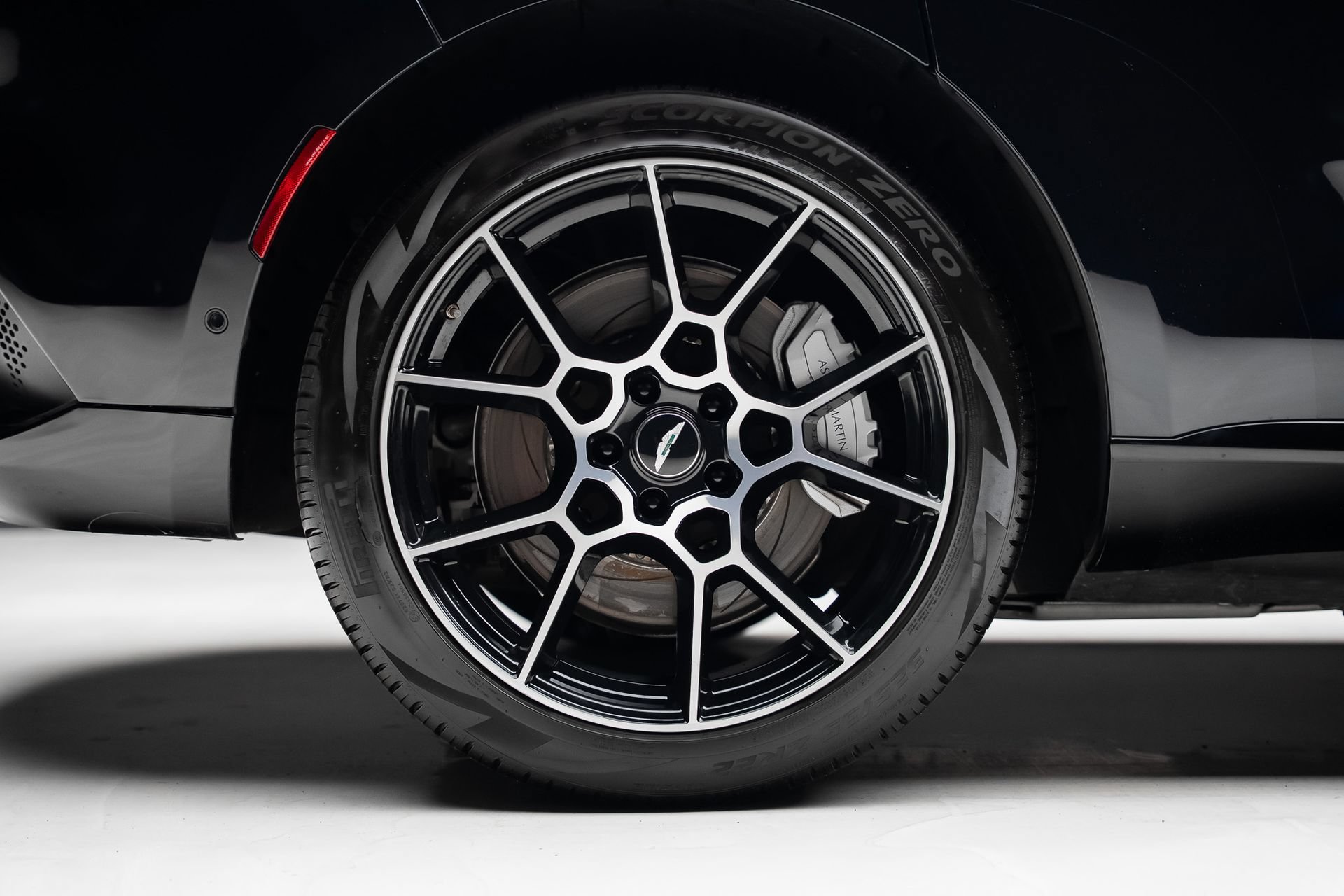 Used 2021 Aston Martin DBX AWD/4WD image 36