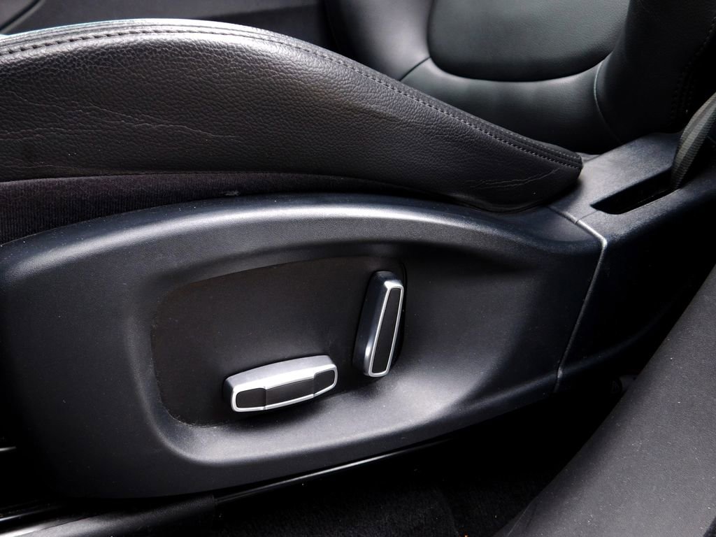 Used 2019 Jaguar F-PACE Premium image 15