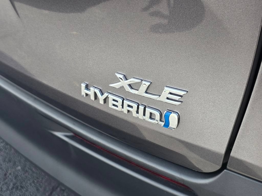 Used 2023 Toyota Sienna XLE w/ XLE Plus Package FWD image 12