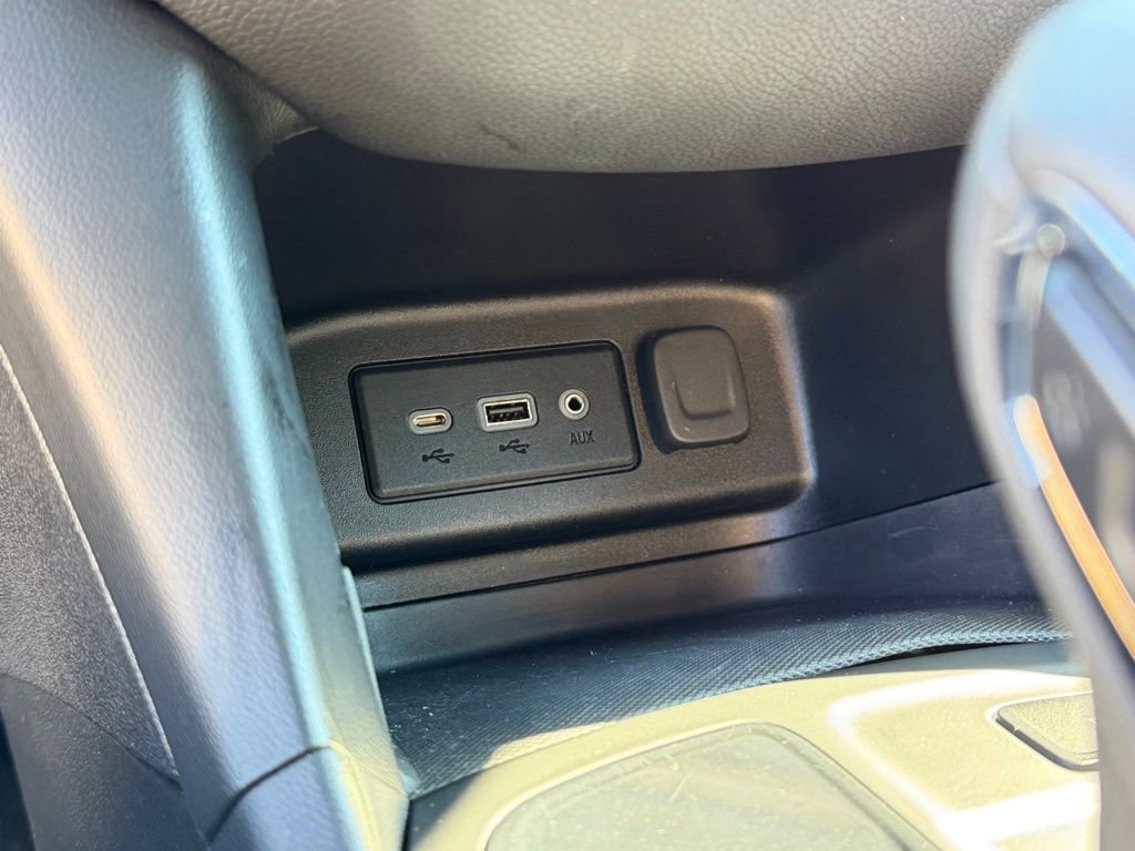 Used 2022 Chevrolet Equinox RS w/ LPO, Floor Liner Package image 36