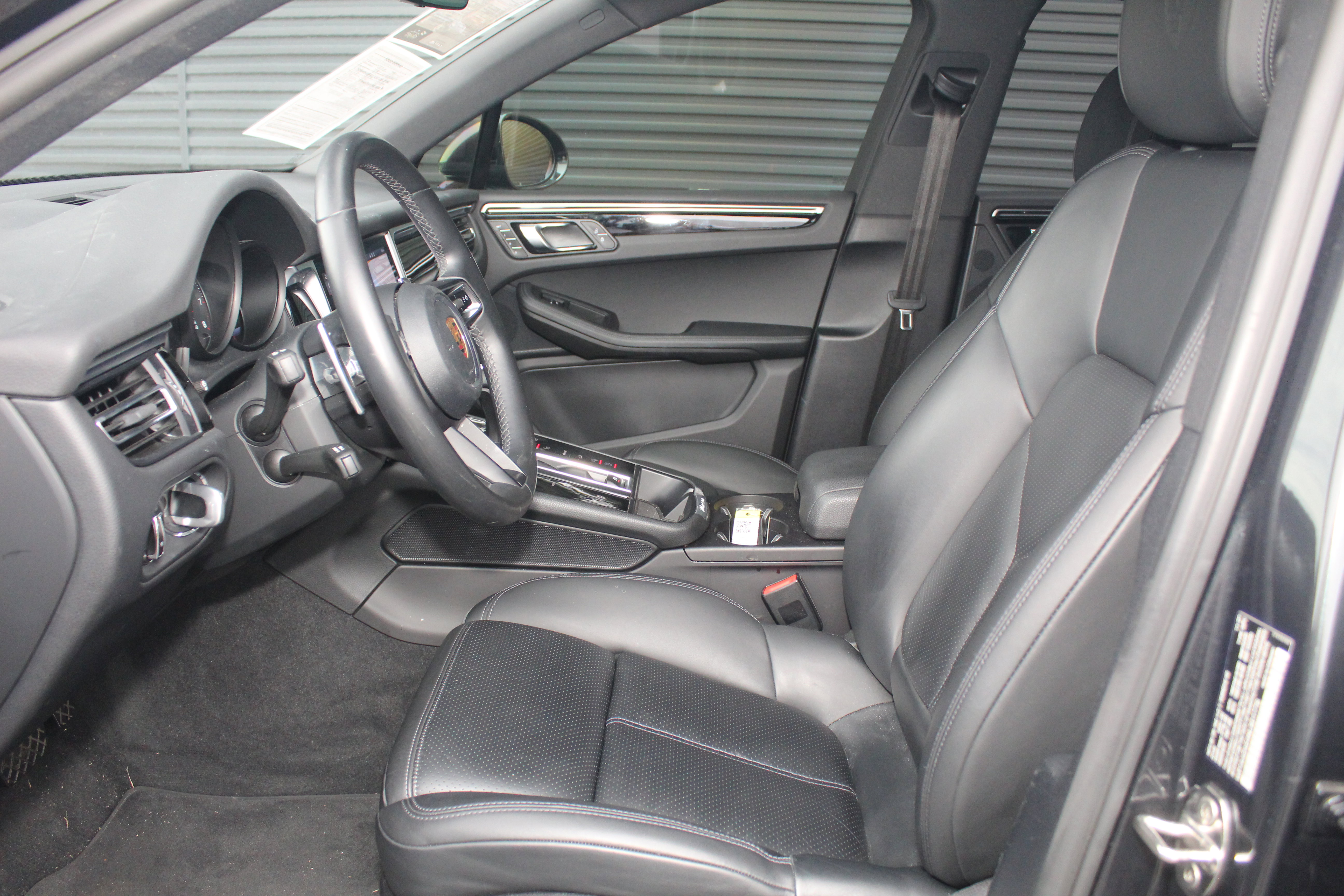 Certified 2022 Porsche Macan image 5