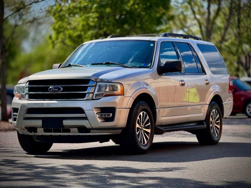 Used 2017 Ford Expedition XLT image 3