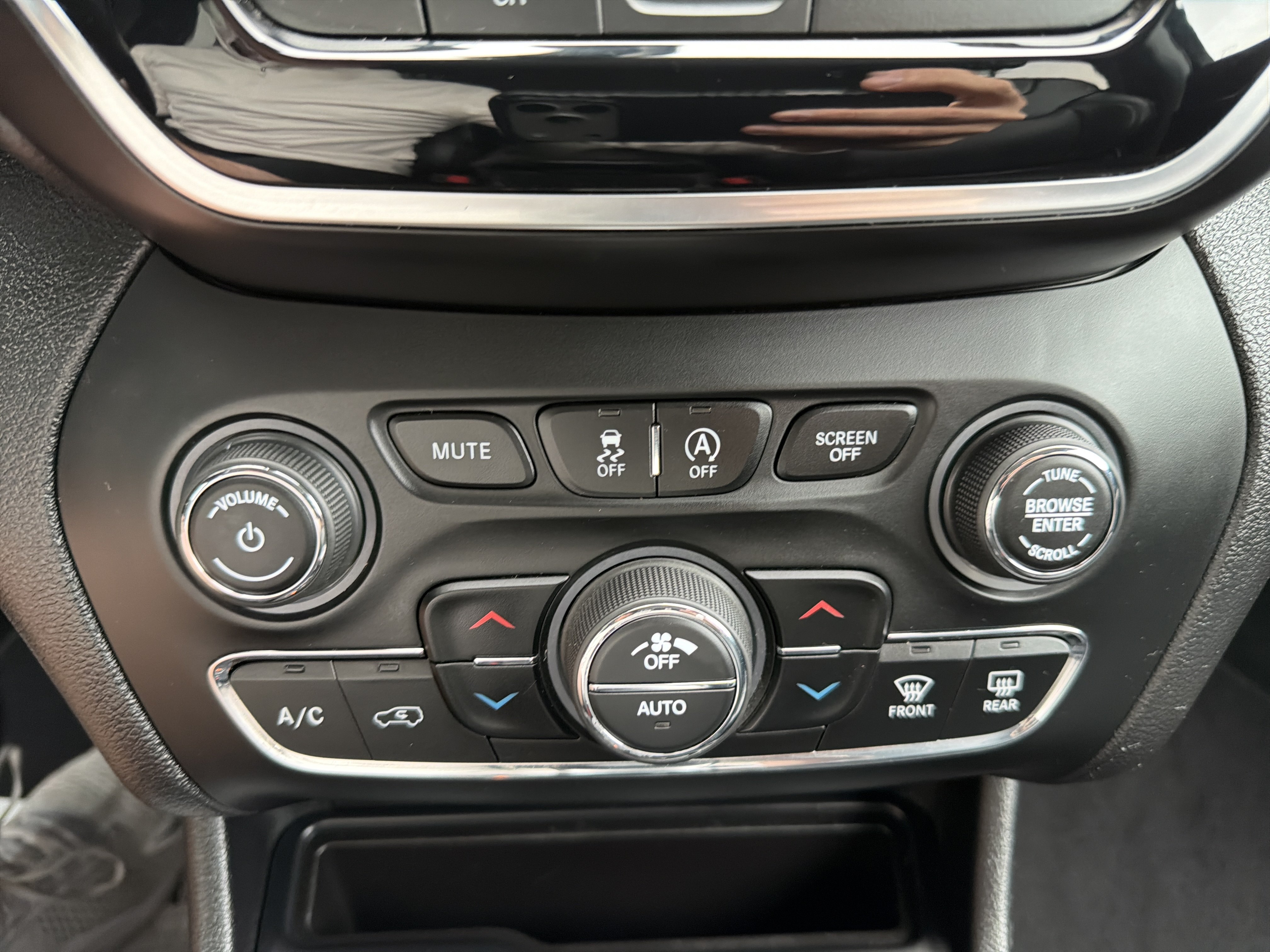 Used 2019 Jeep Cherokee Limited AWD/4WD image 23