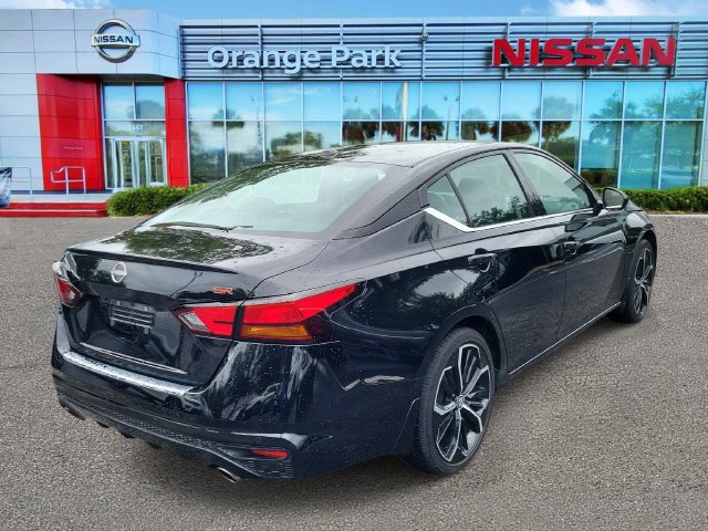 Used 2023 Nissan Altima 2.5 SR w/ SR Premium Package FWD image 2