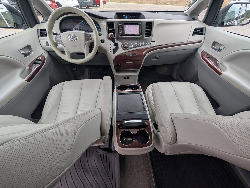 Used 2013 Toyota Sienna XLE image 25