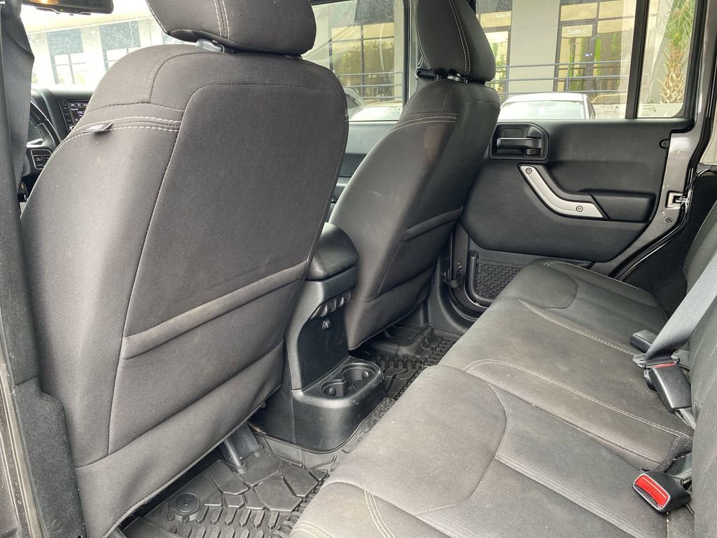 Used 2018 Jeep Wrangler Unlimited Sahara AWD/4WD image 5