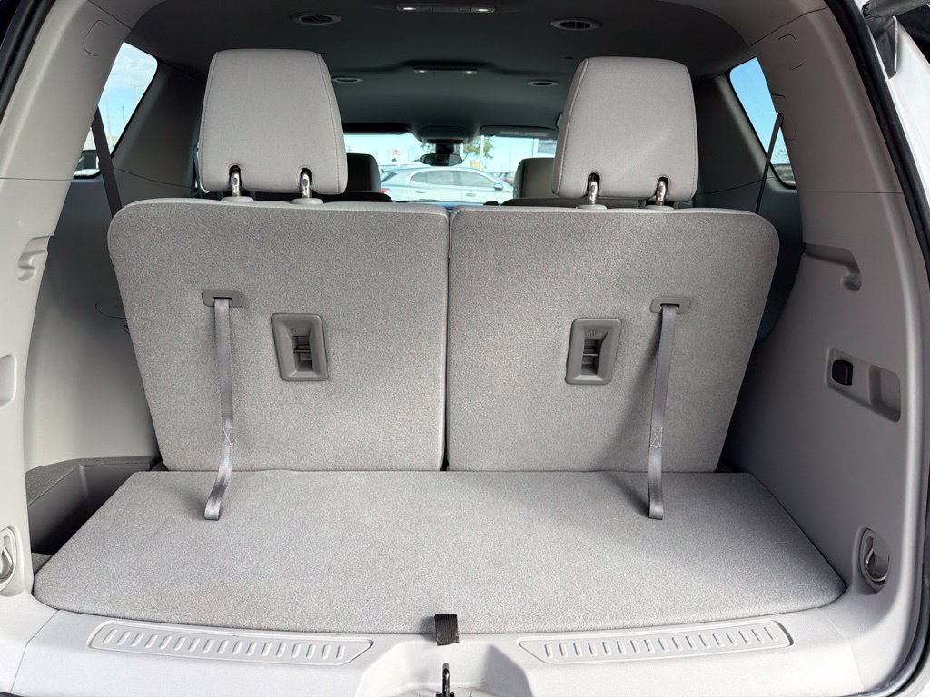 Used 2023 GMC Acadia SLE w/ Driver Convenience Package FWD image 13