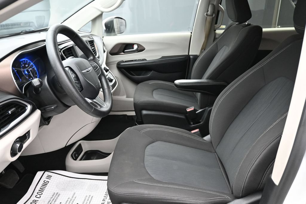 Used 2020 Chrysler Voyager L FWD image 11