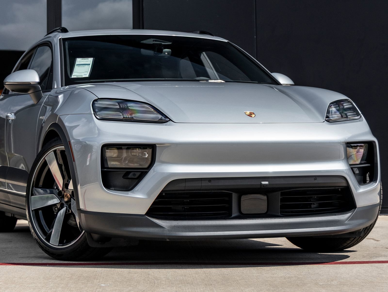 Certified 2025 Porsche Macan Electric image 9