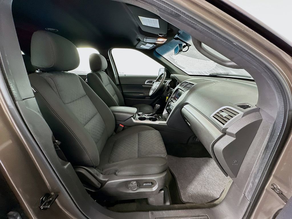 Used 2015 Ford Explorer XLT w/ Equipment Group 201B image 28