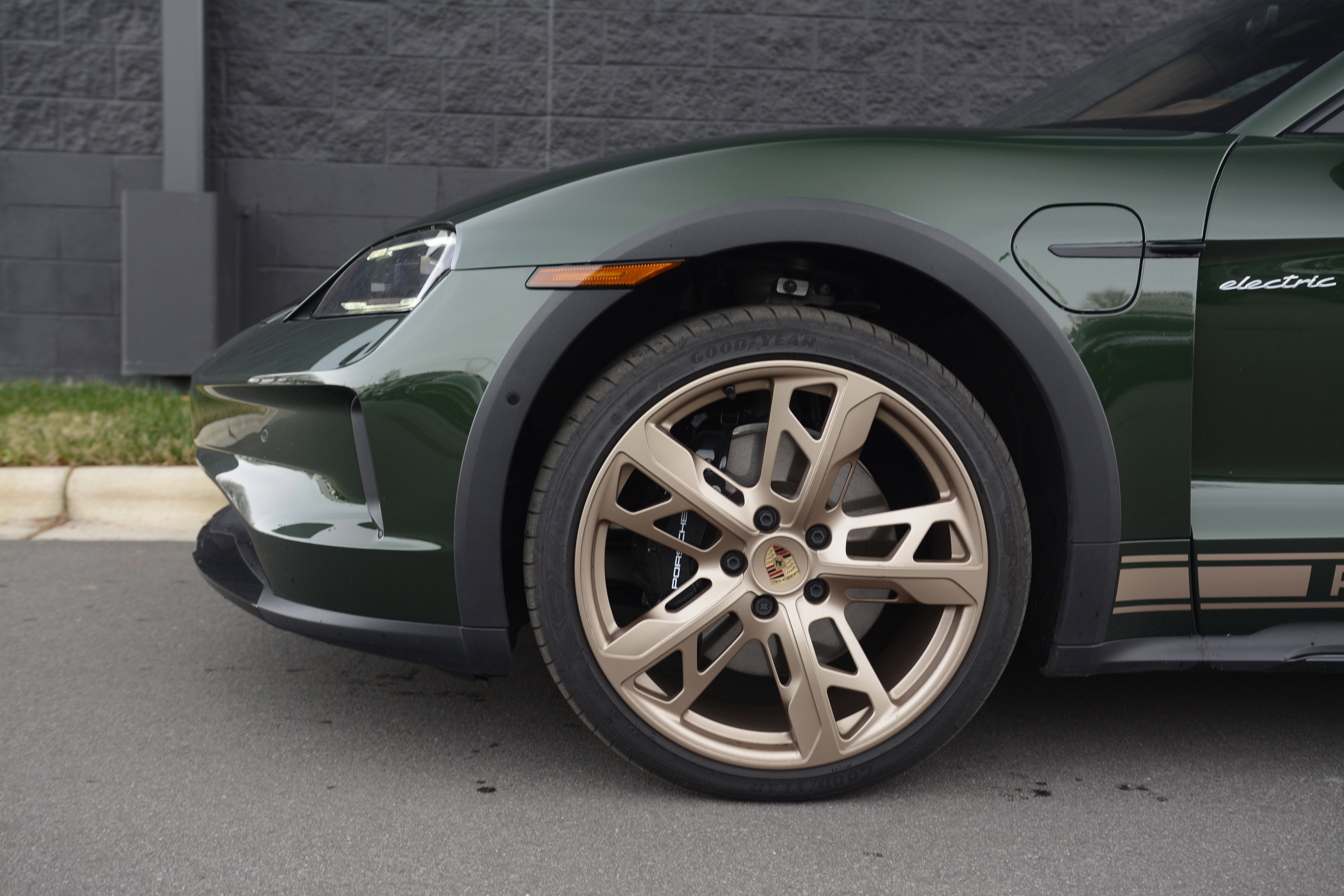 Certified 2025 Porsche Taycan 4 Cross Turismo AWD/4WD image 37