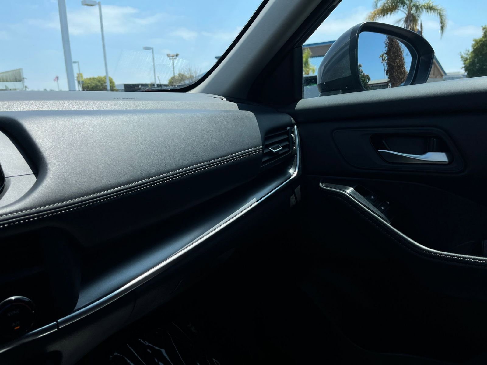 Used 2025 Nissan Rogue SV FWD image 37