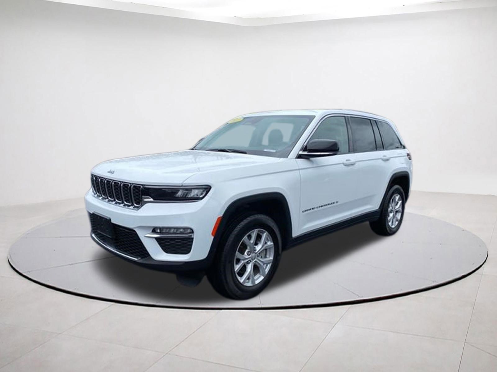 Used 2023 Jeep Grand Cherokee Limited w/ Trailer Tow Prep Group (B) AWD/4WD image 3