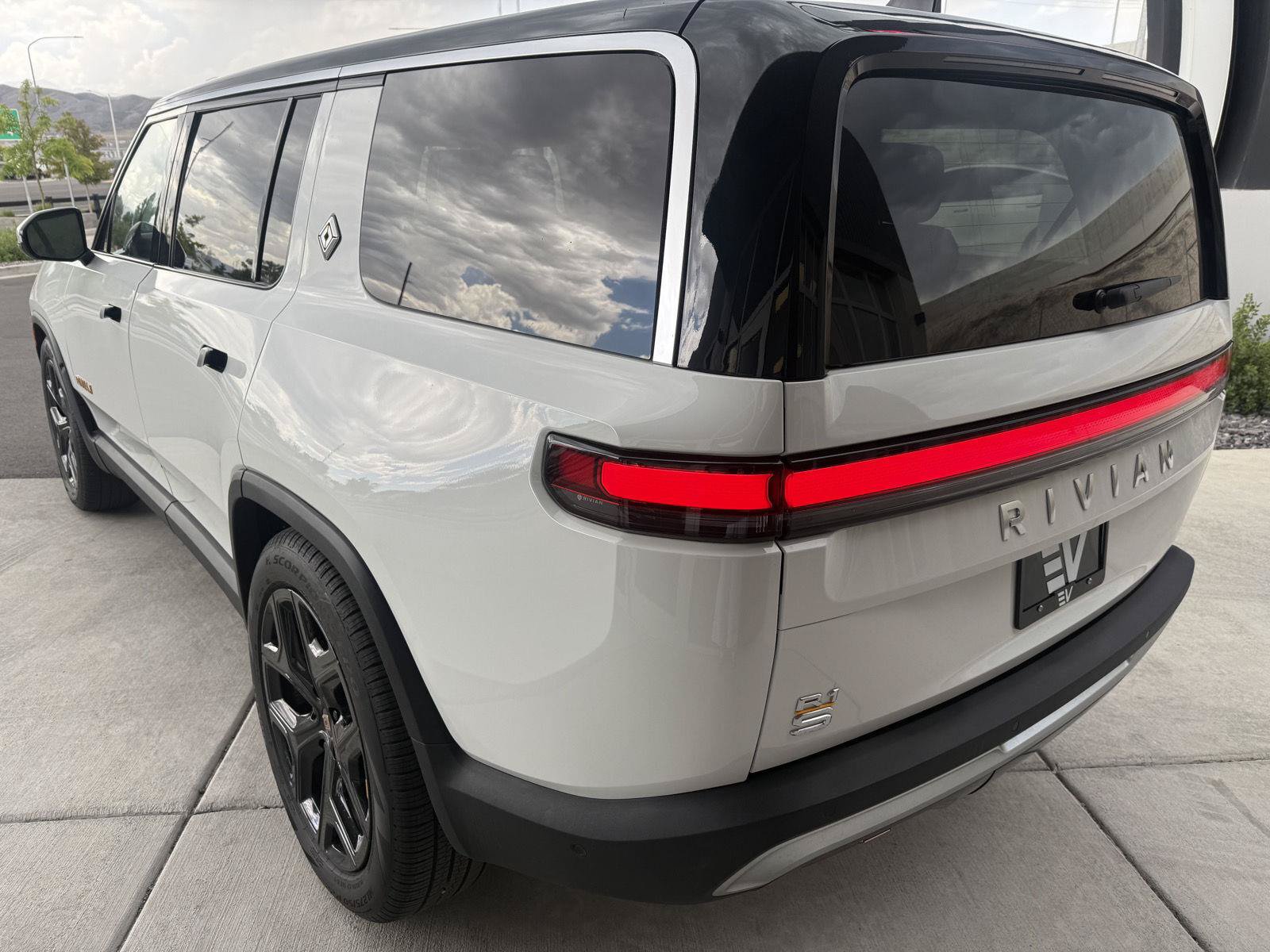 Used 2023 Rivian R1S Adventure AWD/4WD image 6
