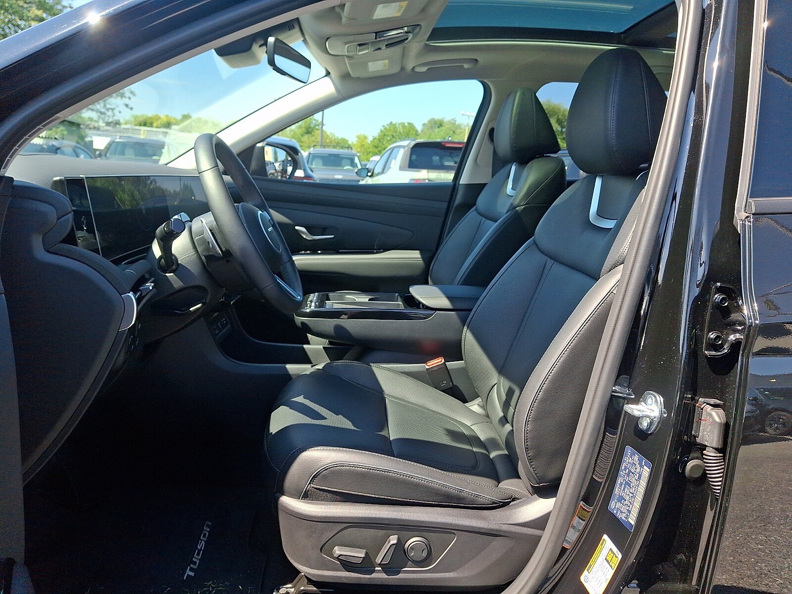 Certified 2025 Hyundai Tucson Limited AWD/4WD image 14