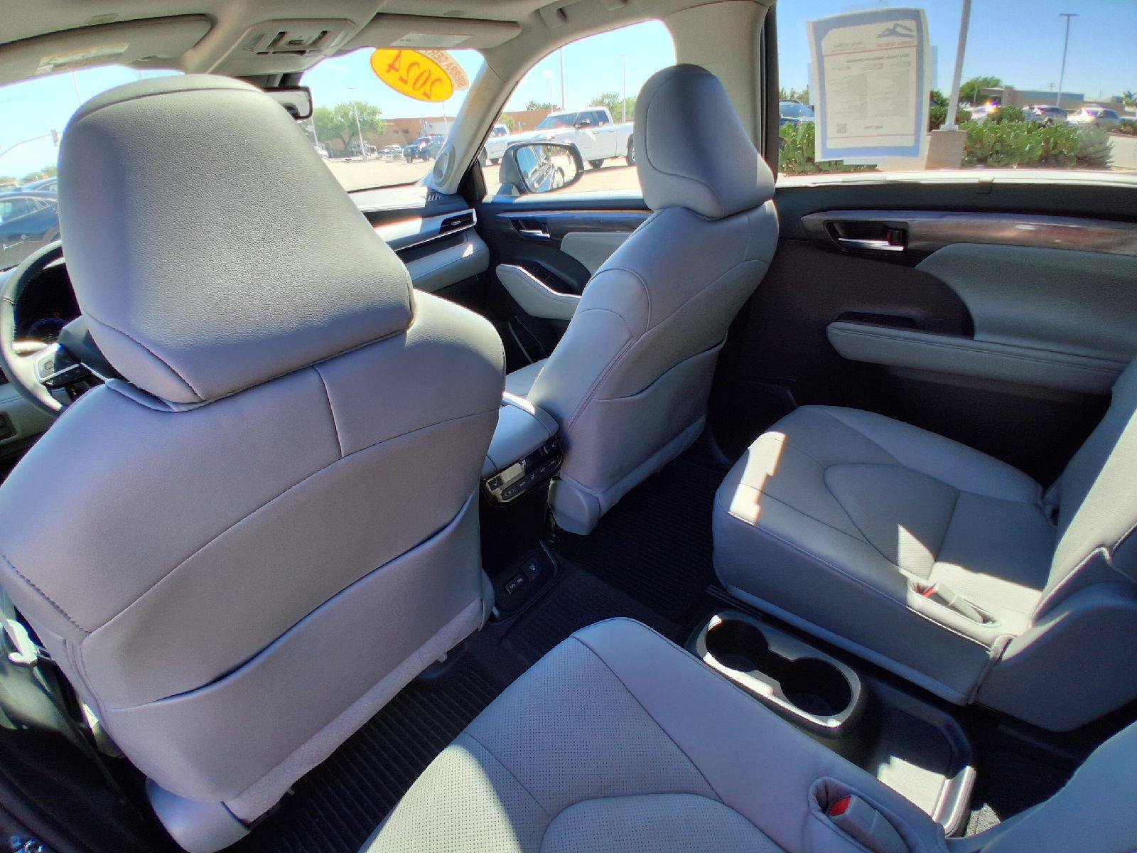 Certified 2024 Toyota Highlander Platinum AWD/4WD image 23