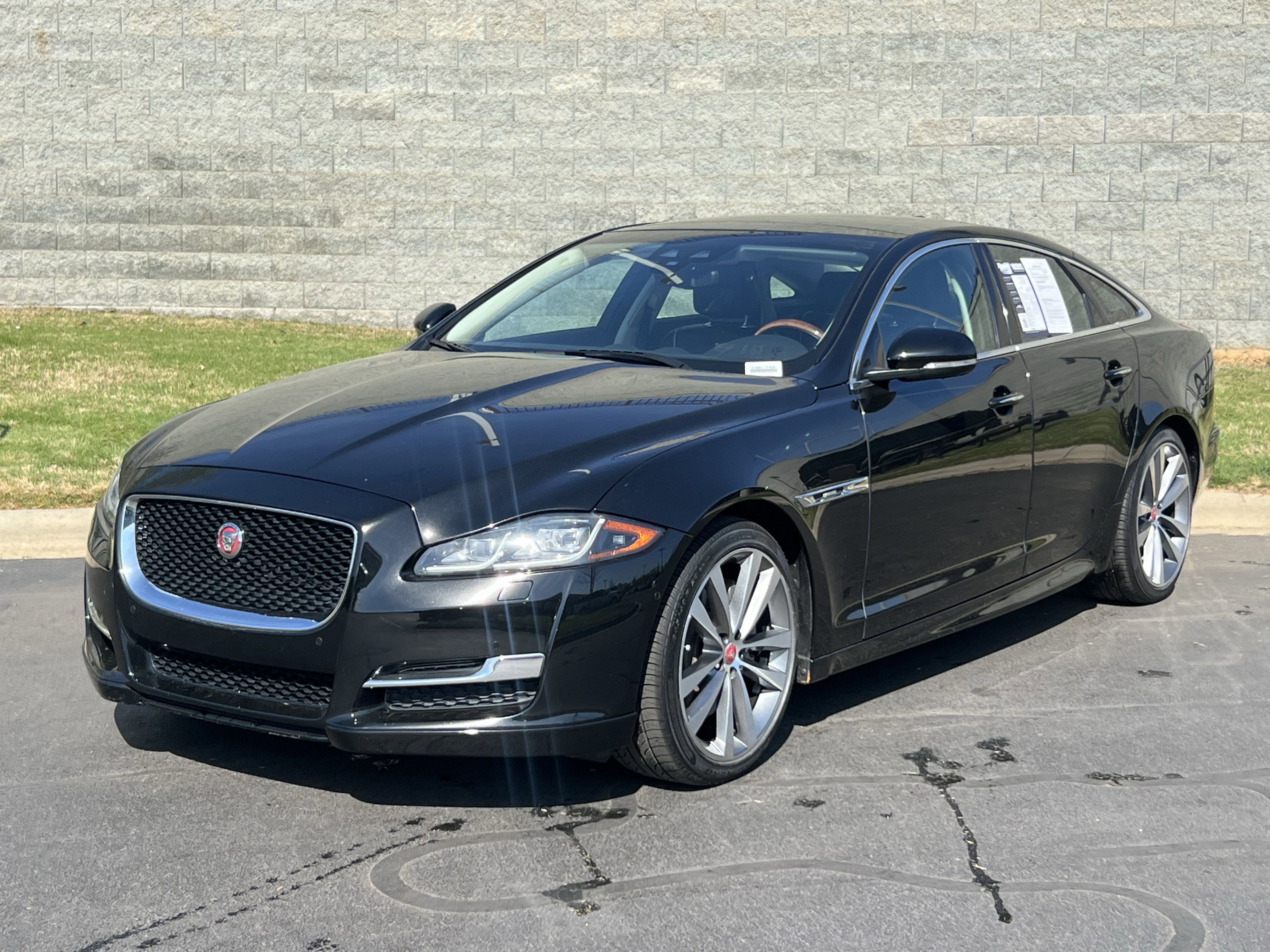 Used 2019 Jaguar XJ R-Sport image 2