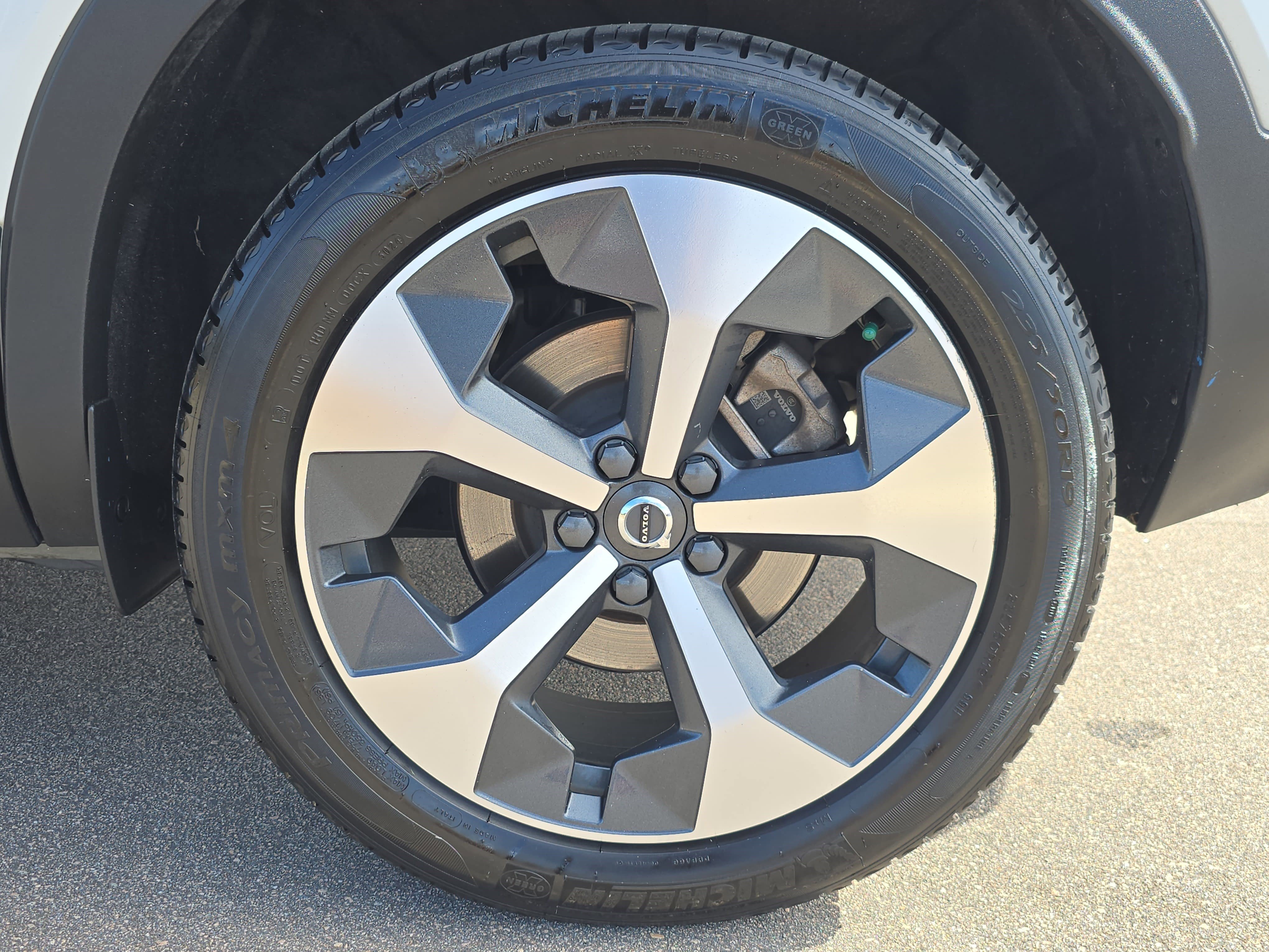 Used 2023 Volvo XC40 B4 Plus w/ Driver Assist Package image 35