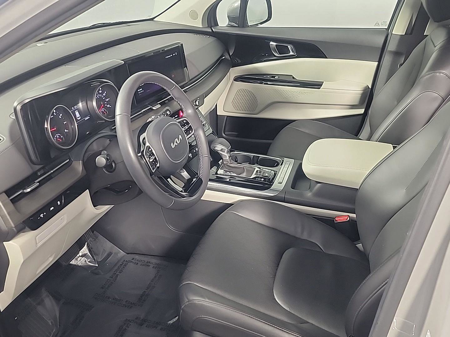 Used 2024 Kia Carnival EX image 19