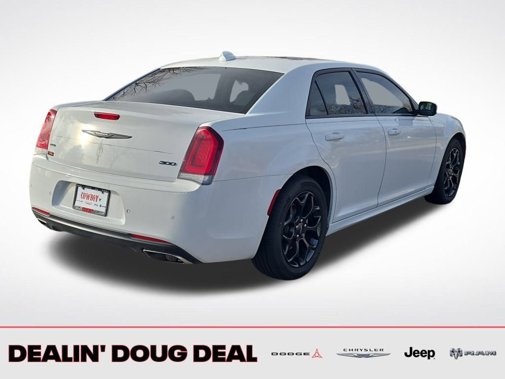 Used 2022 Chrysler 300 Touring L w/ Popular Equipment Group image 6