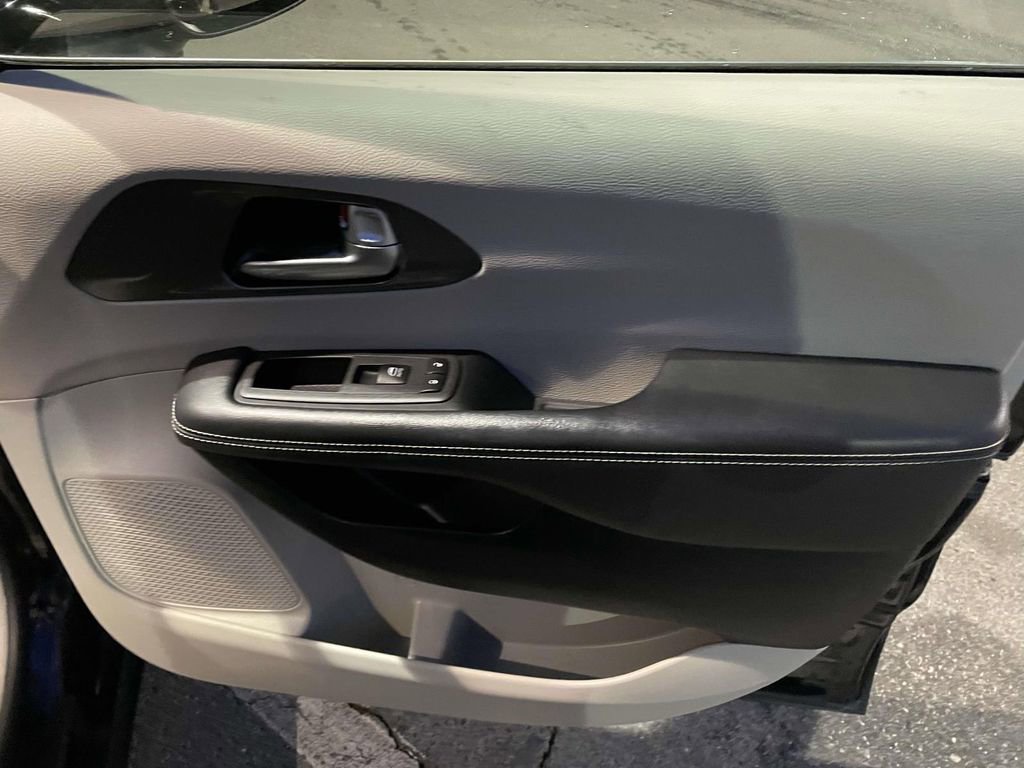 Used 2023 Chrysler Pacifica Touring-L image 45