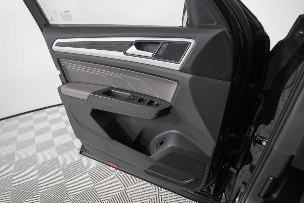 Used 2021 Volkswagen Atlas SE w/ Panoramic Sunroof Package FWD image 12