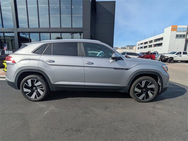 Used 2024 Volkswagen Atlas Cross Sport SE image 2