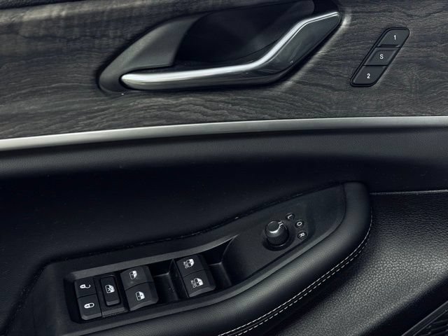 Used 2025 Jeep Grand Cherokee Limited AWD/4WD image 13